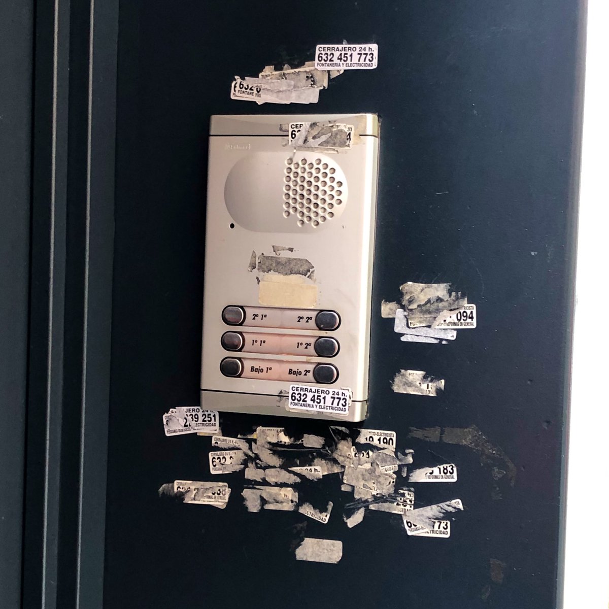 Algú podria fet alguna cosa per aturar això? <a href="/bcn_ajuntament/">Ajuntament de Barcelona</a> <a href="/sindicaturabcn/">Sindicatura de Greuges de Barcelona</a>