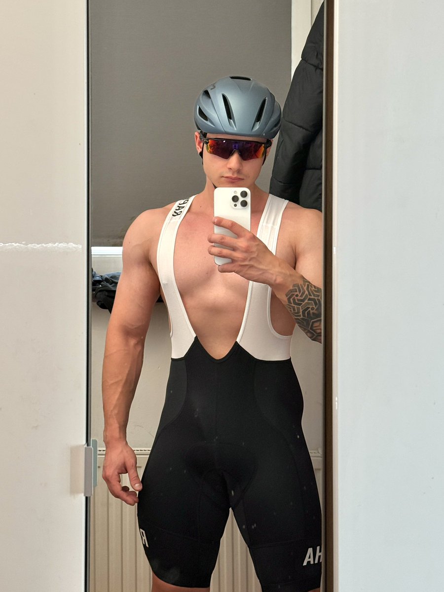 Today new vid on my OF onlyfans.com/zuzekici 
#trackcyclist #lycra #spandex #muscled #lycracyclist #lycraboy #legs #spandexmuscle #roids #muscle #tren  #testosteron #trenbolone #cyclist #cycling #tracksuit #onlyfans #gym #muscleboy #Training #muscle