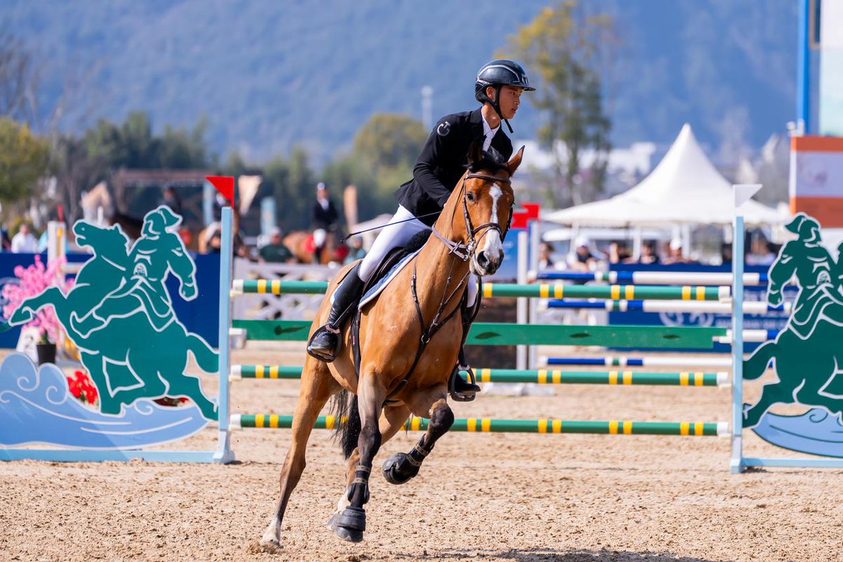 izhejiang's tweet image. Witness the thrill of galloping #horses in #Tonglu! 🐎 The 2025 Yangtze River Delta Equestrian League (Tonglu Stop) kicked off at #Hangzhou Equestrian Center on March 2. With over 700 rider-horse pairs and 380+ horses, it's the venue's largest event so far!