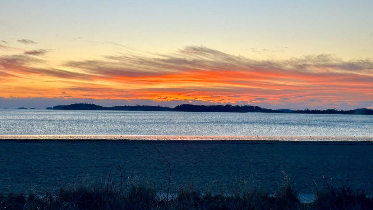 BreakngNewsPhtg's tweet photo. Good Monday morning from Carson Beach in Boston https://t.co/aUk0krubAu