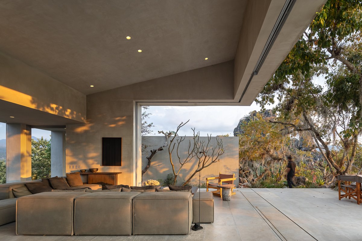 Las Rocas #house features a modular #design which adapts to the terrain, preserving endemic vegetation and integrating stone, trees, and natural light into its dynamic composition. ow.ly/P3V150V54F9