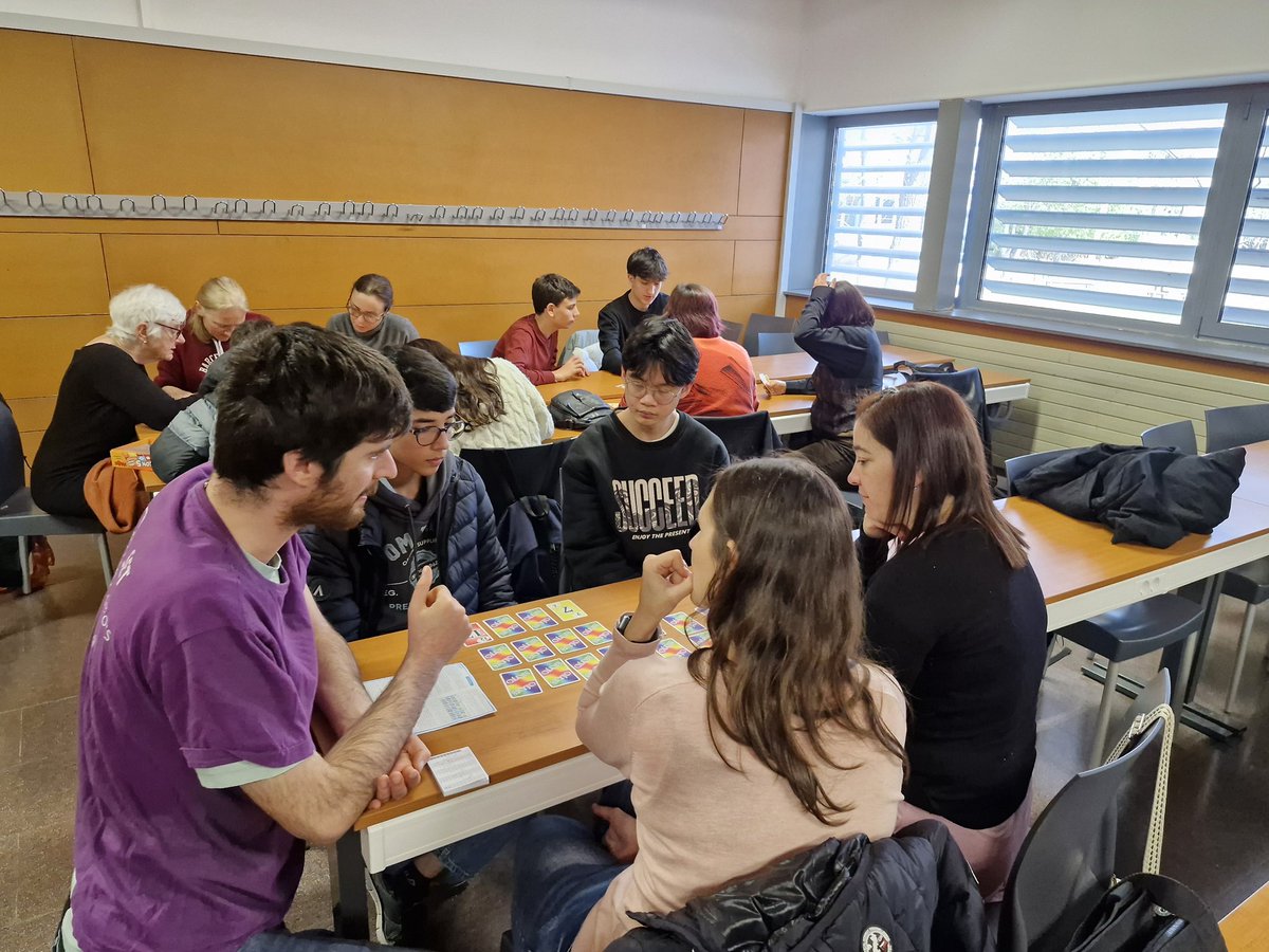 Aquest dissabte vam celebrar la tan esperada jornada de Jocs de taula de pares contra fills gràcies a <a href="/GrupSetABEAM/">GrupSetABEAM</a> en la que es van enfrontar els nois i noies <a href="/estalmat_cat/">ESTALMAT Catalunya</a> #cursPi i exestalmats contra pares, i en la que els nois van reucperar el títol de guanyadors!