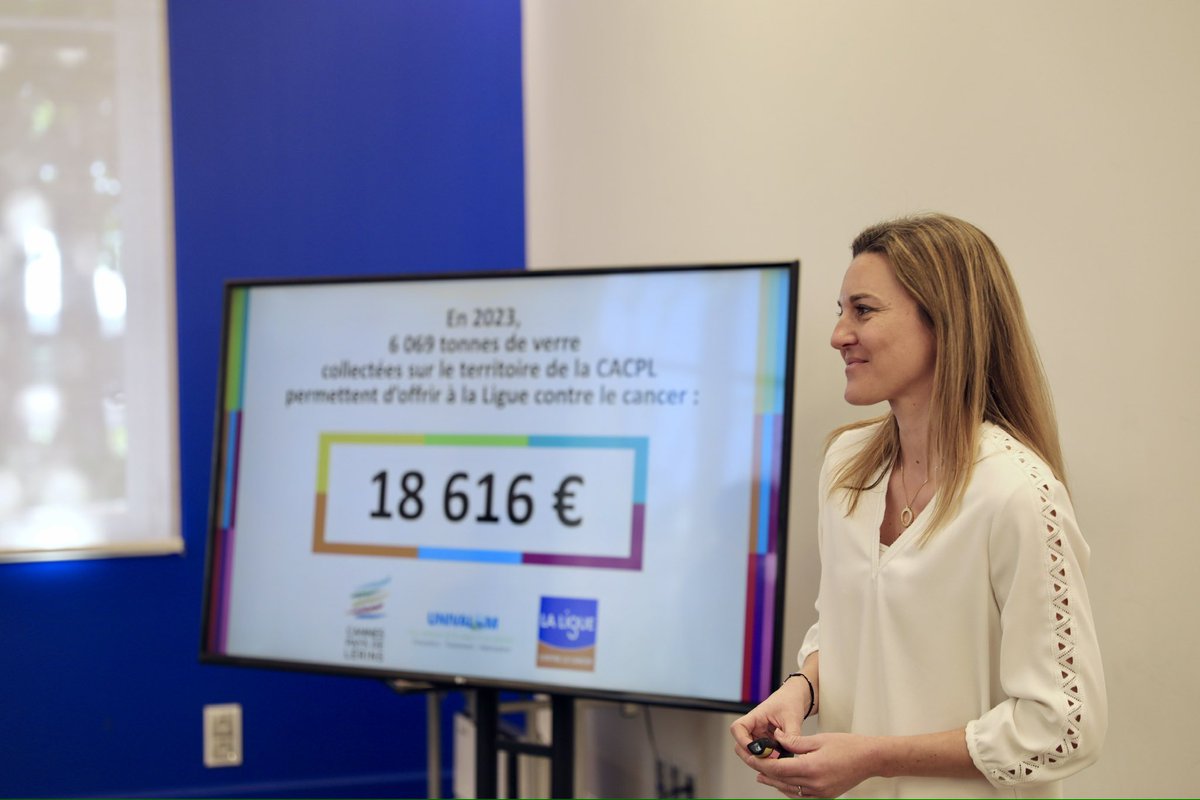 CACPLOfficiel's tweet photo. 🎁 @davidlisnard remet un chèque de 18 616 € à Maître Laurence Cressin-Bensa, Présidente de @laliguecancer 06.
🍾 Ce montant correspond à la valorisation de 6 069 tonnes de verre collectées à #CannesLérins en 2023.
@univalom #SMED https://t.co/ehD3h9SREh