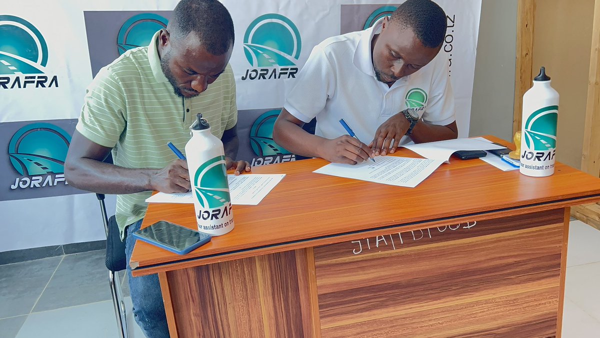 Hafla ya utiaji Saini Mkataba wa ushirikiano kati ya #Jorafra na #KigomaChampGroup leo katika ofisi za Jorafra kushoto ni <a href="/mpambazi/">C H A M P ™️</a> Mkurugenzi wa Kigoma Champ Group na kulia ni Nashon James Chief Operation Manager wa Jorafra Transport Agency Ltd.