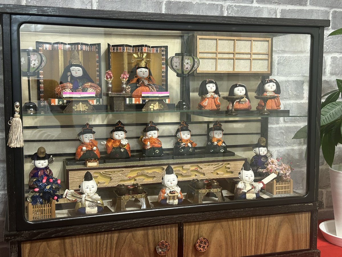 今日はひな祭り🎎
私が生まれて両親が購入してくれた年代物ですが大事に保存して今年も飾る事ができました。
コンパクトで気に入ってます。
#ひな祭り
#Bros1991