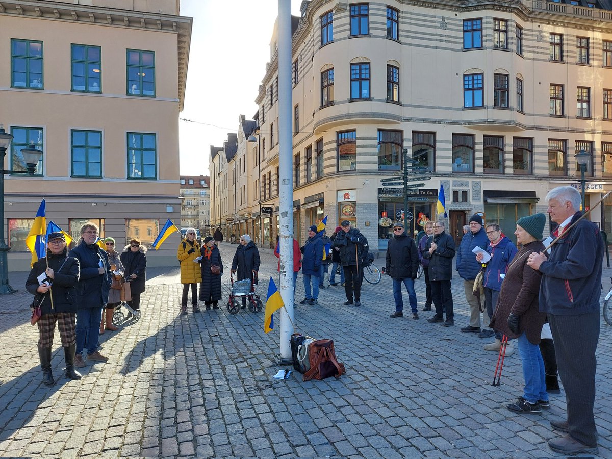 Tack alla, som kom till dagens manifestation för #Ukraina på Stora torget i #Linköping! Vi sjöng ukrainska sånger i solskenet.
#Måndagsrörelsen