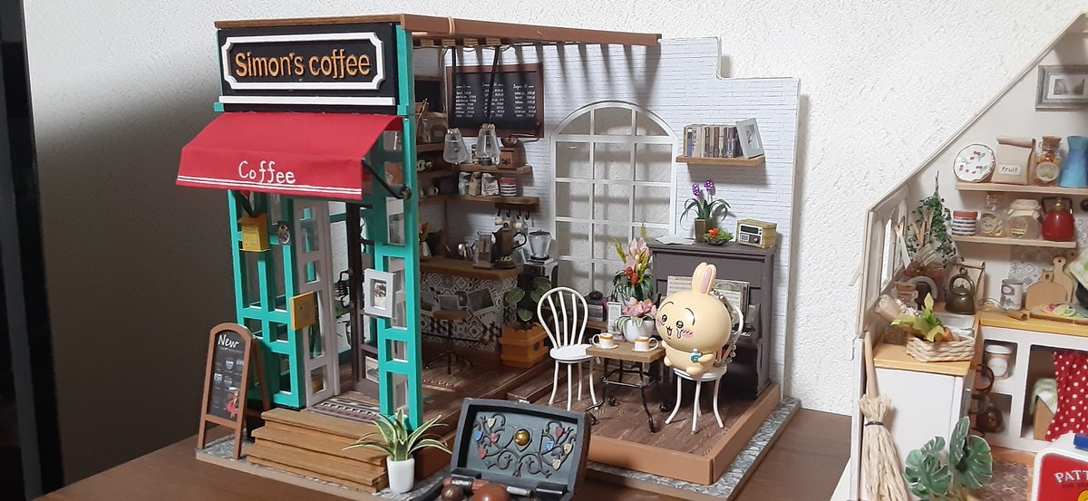 TPottan1075's tweet photo. ミニチュアハウス喫茶店
相方が半年くらいちまちま作っとったのが完成😆
プルャ引っ越しました😊
#ちいかわ　
#うさぎ 
#ミニチュアハウス https://t.co/IL6X5HXinJ