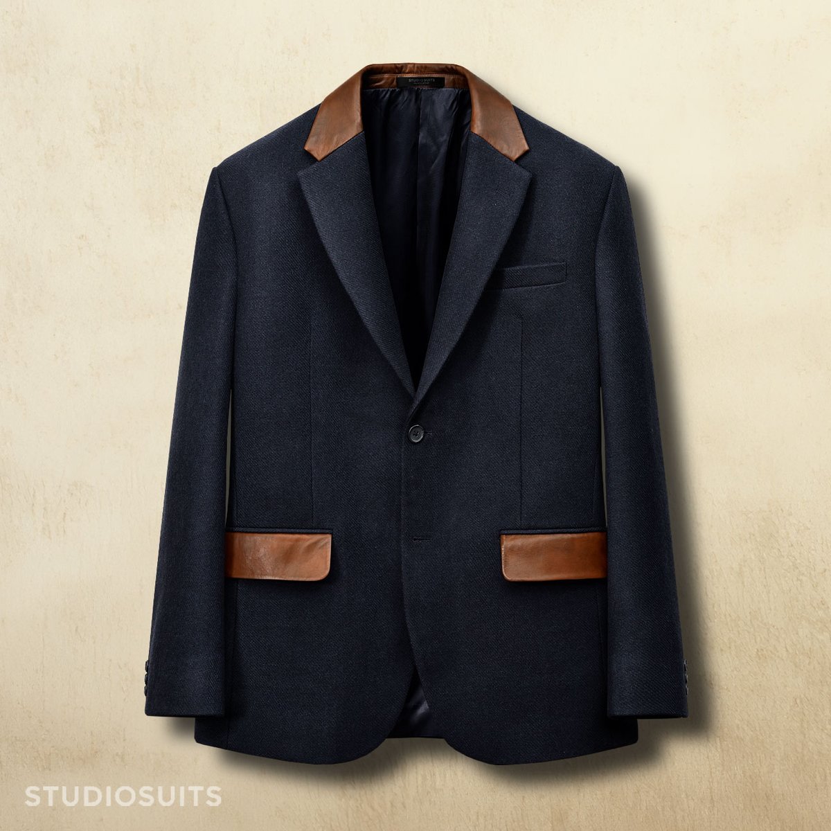 StudioSuits's tweet image. Customer Order Spotlight!
Jacket commissioned by our Client from New York.
A stitch of tradition, a streak of bold - Leather-Trimmed Tweed at its finest.
Check out similar styles via link in the bio.⁠ 
#studiosuits #MensFashion #MensStyle #Tweed #StyleInspo #MenWithClass #USA