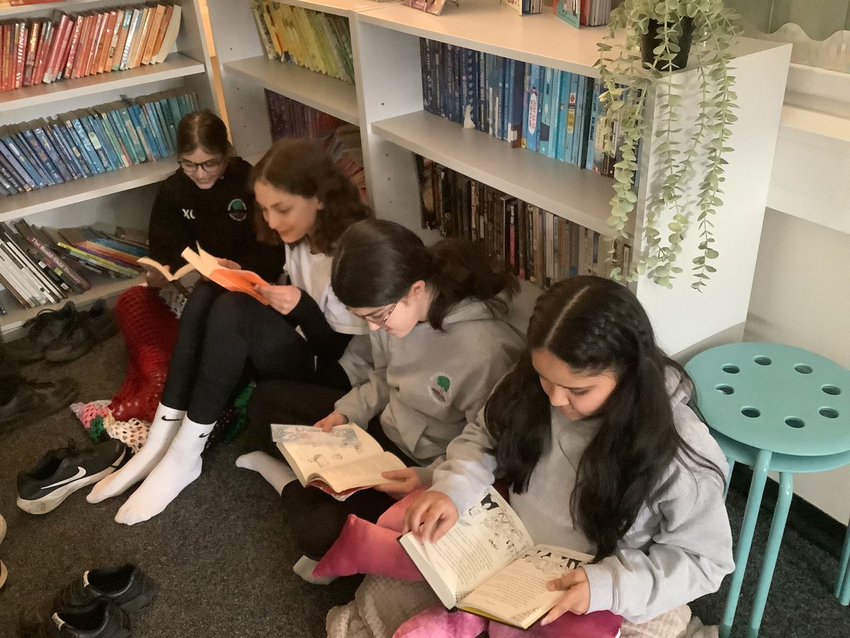 ReinwoodJuniors's tweet image. #RJS6G are loving their first DEAR (drop everything and read) session of the week. We even have a lovely roaring fire! #RJSReading