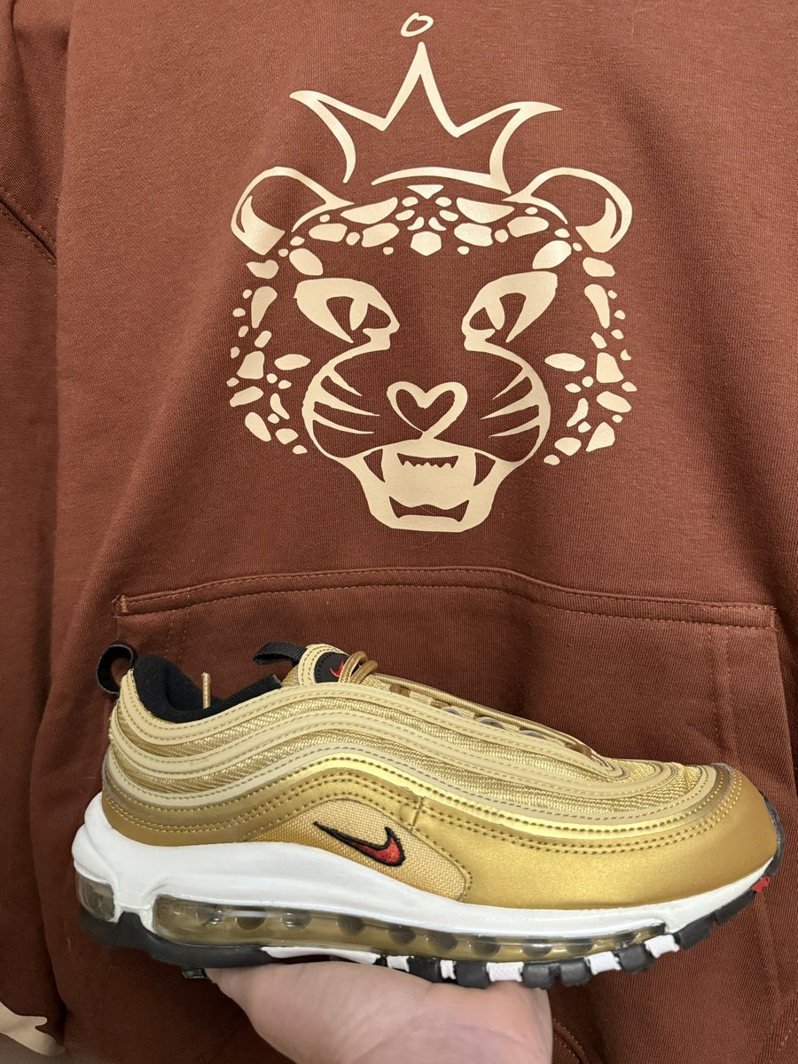 wilcocarla's tweet image. #kotd GM good people!👋🏼 UnDS a pair I got for #BHMKOTD25 that didn’t arrive in time.🤦🏻‍♀️ AM97 OG ‘Golden Bullet.’ I have enough AMs for 1/2 the month, so I’ll be jumping in &amp;amp; out of #marchMAXness!🥰 Hoodie by my friend Brandi @KnoewayObtuse! Link &amp;amp; DC below! Happy Monday all!♥️🫶🏼