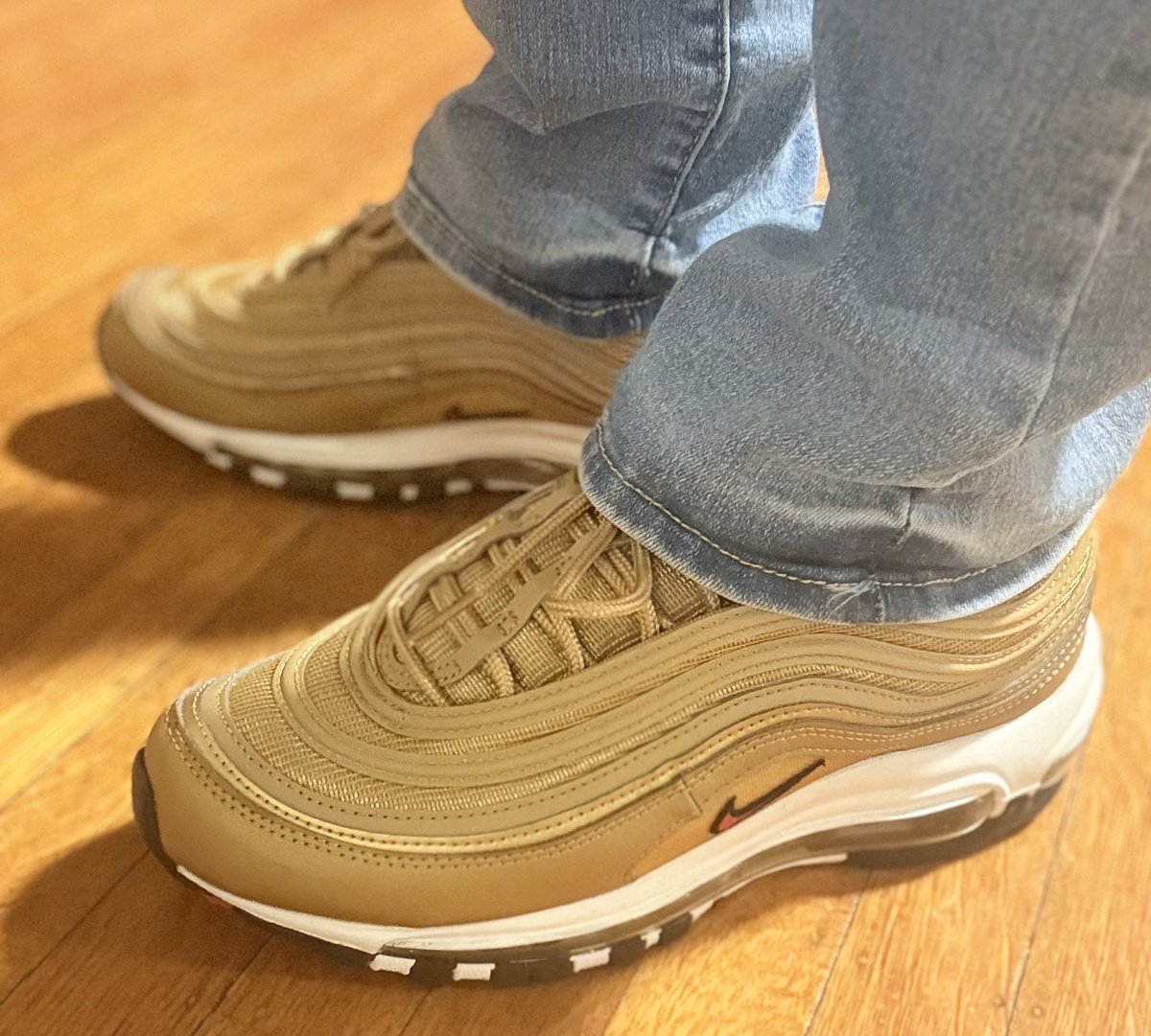 wilcocarla's tweet image. #kotd GM good people!👋🏼 UnDS a pair I got for #BHMKOTD25 that didn’t arrive in time.🤦🏻‍♀️ AM97 OG ‘Golden Bullet.’ I have enough AMs for 1/2 the month, so I’ll be jumping in &amp;amp; out of #marchMAXness!🥰 Hoodie by my friend Brandi @KnoewayObtuse! Link &amp;amp; DC below! Happy Monday all!♥️🫶🏼