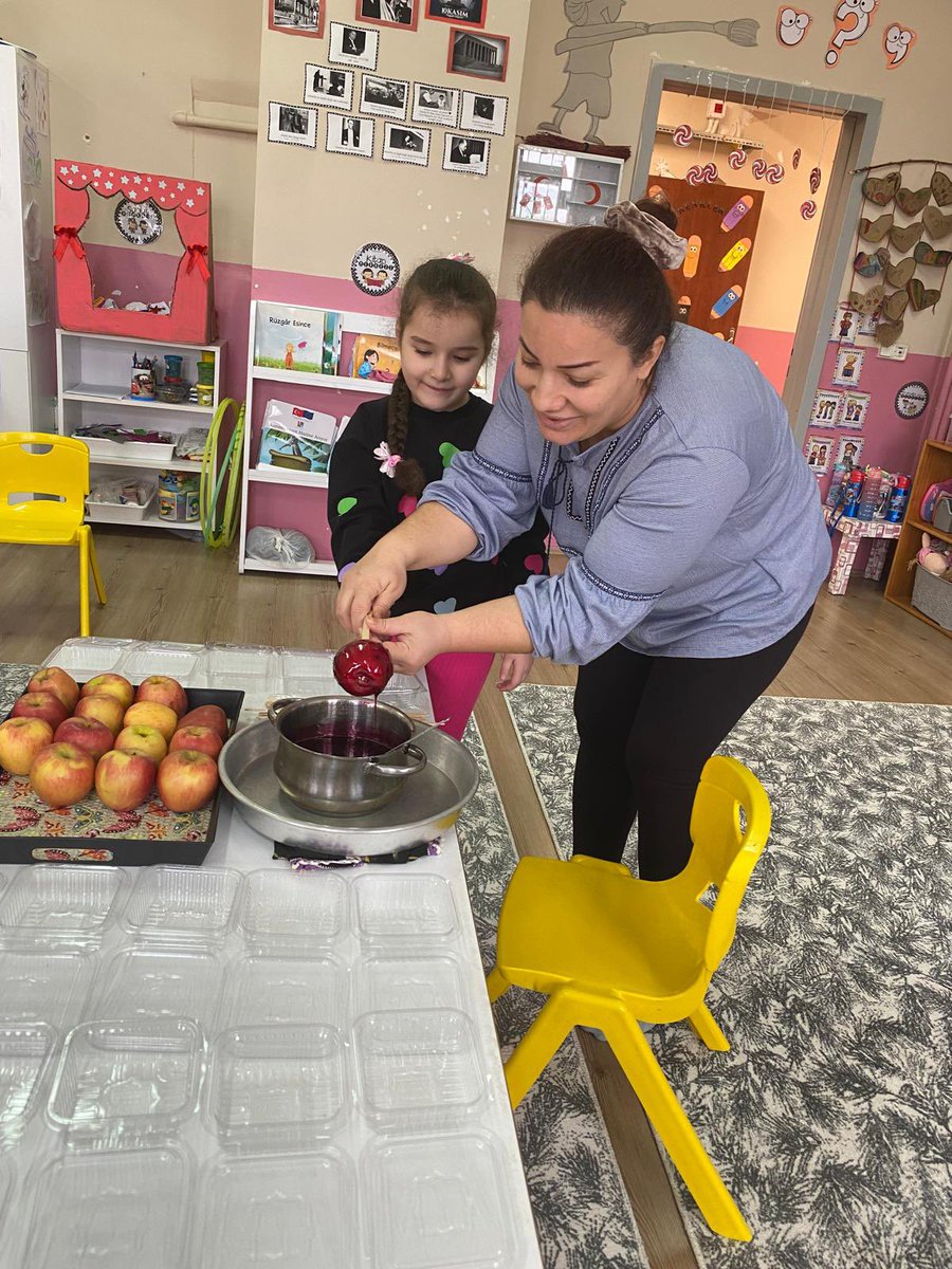 Okul öncesi 5 yaş öğrencilerimiz Aile Katılım Etkinliği'nde elma şekeri hazırladılar. <a href="/tcmeb/">Millî Eğitim Bakanlığı</a> <a href="/tekirdagmem/">Tekirdağ İl Millî Eğitim Müdürlüğü</a> <a href="/hayrabolumem/">Hayrabolu İlçe Milli Eğitim Müdürlüğü</a>