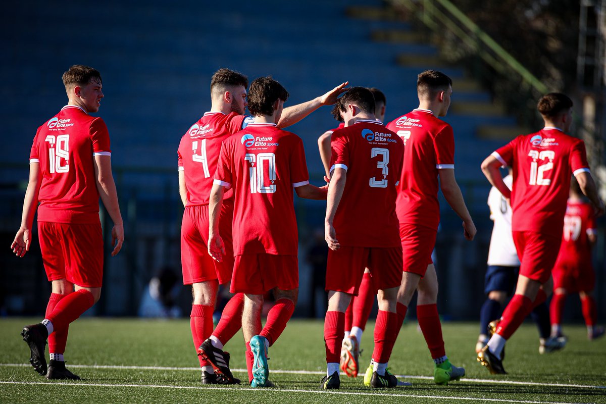 Chappy Heads Home 🔥

🏴󠁧󠁢󠁷󠁬󠁳󠁿 (8)-(0) 🇨🇦

#RomaCaputMundi | @Cardiffmet