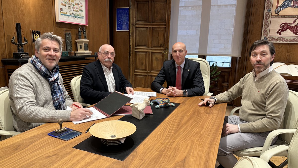 El alcalde de #LeónEsp, José Antonio Diez <a href="/JADIEZLEON/">JADiez / ❤️ 🦁</a>, ha presidido este lunes la firma de los convenios de colaboración entre la Concejalía de Participación Ciudadana y las federaciones de asociaciones de vecinos <a href="/ReyOrdono/">FAAVV Rey Ordoño</a>  y Los Aluches.

ℹ️tinyurl.com/3we5wetp