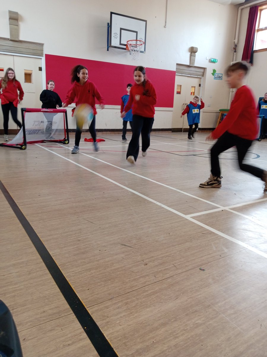 ICTFC_Community's tweet photo. 🔴🔵Dalneigh Football Champions🔵🔴
A brilliant morning at Dalneigh Primary, where the students were learning about Healthy Eating and how to build a balanced diet! 🍎⚽
#LEARNINGTHROUGHFOOTBALL
#SCOTFANORTH https://t.co/kLQ5tArYKA