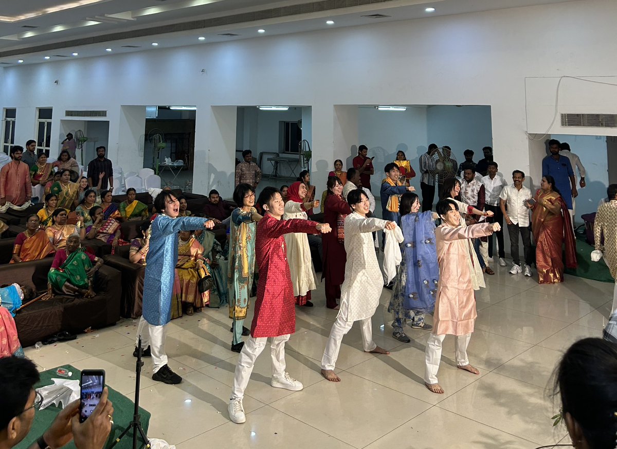 ～Tongaliインド研修 DAY7 振り返り～
午前☀️：テジャさんの自宅で結婚式に向けての儀式
午後🌱：手にヘナタトゥー
夜~深夜🌉：結婚式に参加

We went to an Indian wedding‼︎💒People in colorful outfits enjoyed nonstop music and dancing. I saw the groom arrive on a horse in the "Baraat".