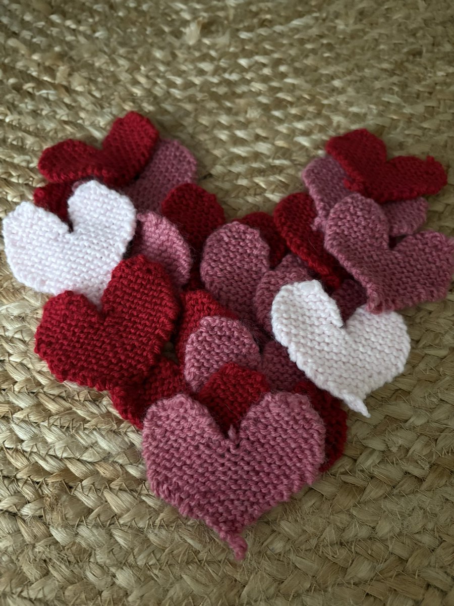 208ward's tweet image. Lovely local people volunteering to make hearts for our ward stock. 

Thank you 🩷❤️🩷❤️ 

These hearts mean more than you know, to those who loose a loved one on our ward.  

#nhsg #team208