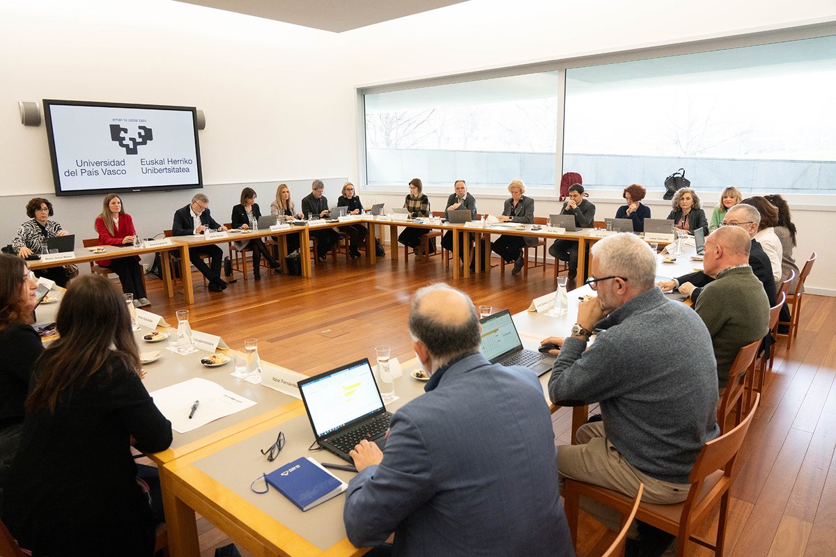 UPV/EHU (@upvehu) on Twitter photo Esta mañana se ha celebrado la primera reunión entre el Consejero y equipo directivo del Departamento de Ciencia, Universidades e Innovación del <a href="/Gob_eus/">Eusko Jaurlaritza - Gobierno Vasco</a> y el Equipo Rectoral de la <a href="/upvehu/">UPV/EHU</a>. Ambas partes han manifestado una buena sintonía para colaborar.
bit.ly/4bq6fGI Esta mañana se ha celebrado la primera reunión entre el Consejero y equipo directivo del Departamento de Ciencia, Universidades e Innovación del <a href="/Gob_eus/">Eusko Jaurlaritza - Gobierno Vasco</a> y el Equipo Rectoral de la <a href="/upvehu/">UPV/EHU</a>. Ambas partes han manifestado una buena sintonía para colaborar.
bit.ly/4bq6fGI