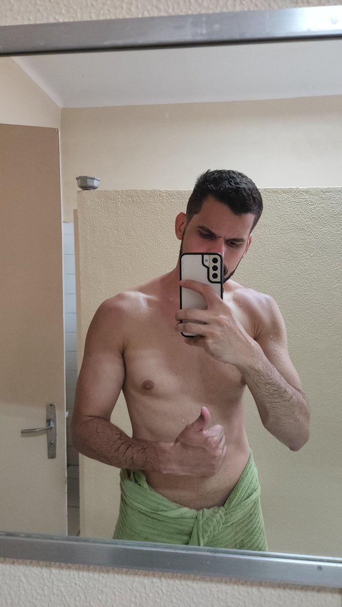 Eu vindo trabalhar todo ardido
Muito obrigado eu de ontem por ignorar completamente o uso de protetor solar 🤡🤡