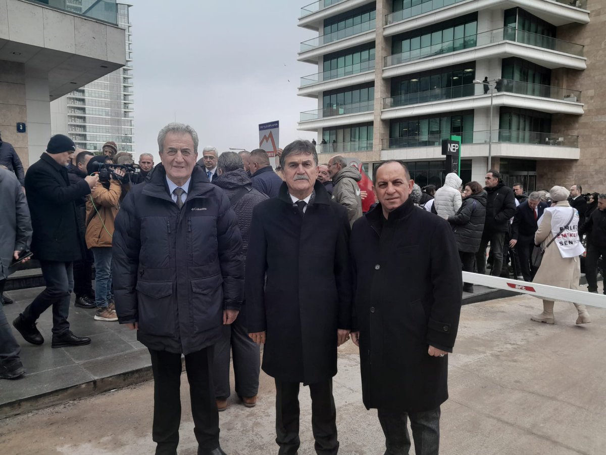 temadankara's tweet photo. 3 Mart 2025 günü Emekli Yargıtay Üyesi Seyfettin Çilesiz tarafından TÜİK'e karşı açılan davayı takip etmek için sivil toplum kuruluşları ve sendikalar ile birlikte Ankara 6. İdare Mahkemesi önündeydik . https://t.co/ozKgp4mZl8