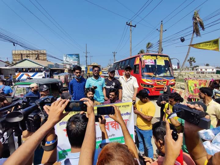 জামালপুরে বাস ও সিএনজি চলাচল বন্ধ