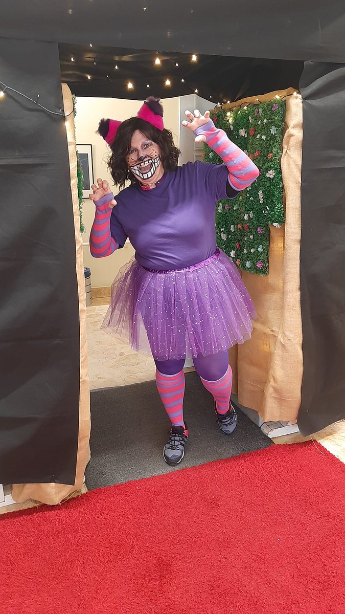 libhernani's tweet image. Gaur ere bai, Liburutegia irudimenez jantzi dugu
Hoy también, nos sobra imaginación en la #biblioteca #inauteriak #Alicia #LewisCarroll #hernani