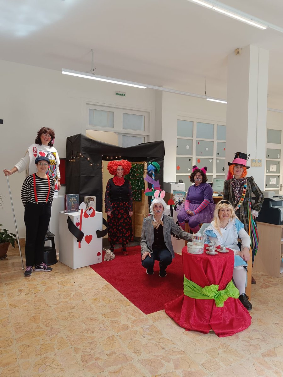 libhernani's tweet image. Gaur ere bai, Liburutegia irudimenez jantzi dugu
Hoy también, nos sobra imaginación en la #biblioteca #inauteriak #Alicia #LewisCarroll #hernani