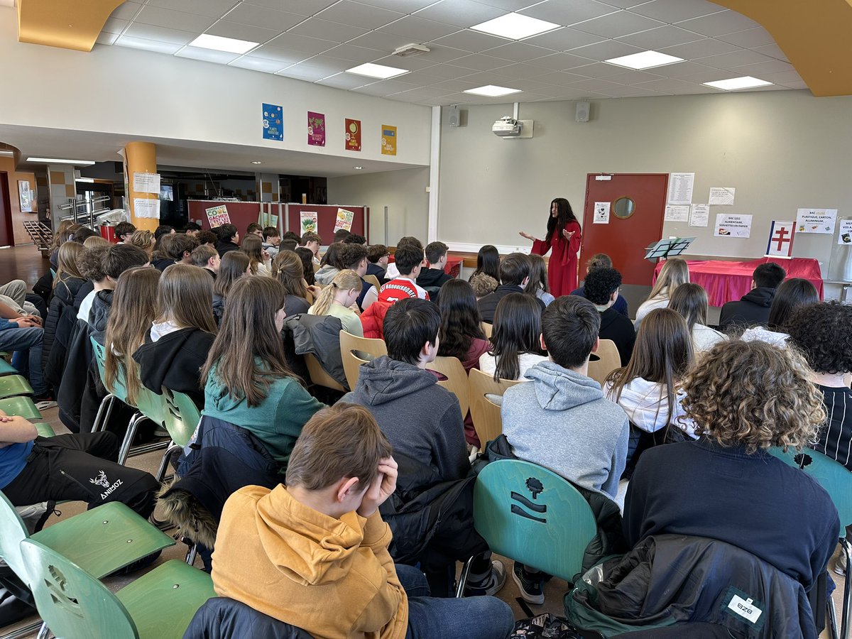 La Compagnie « Les Émotionnelles » présente aujourd’hui son spectacle « Poésie et résistance » auprès des classes de 3ème du collège.  Une manière de découvrir les enjeux de la Seconde Guerre Mondiale grâce à la poésie.