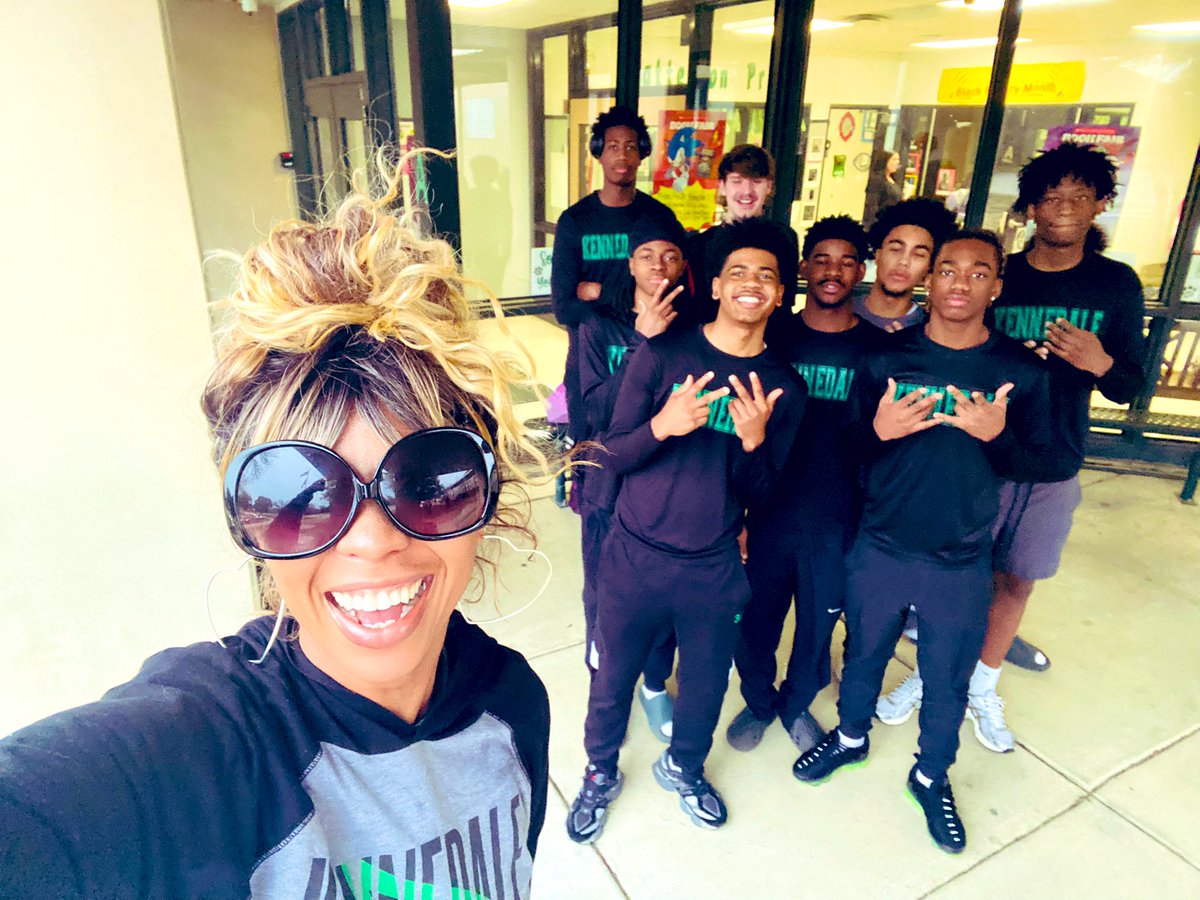 pecoachstevens's tweet photo. My heart 🥹💚 @BasketballatKHS @urkhsprincipal love this team https://t.co/0WwQmGZhQL