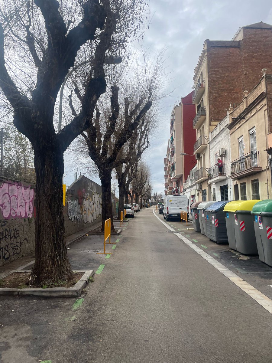 ð'ððšð¬ð©ð¢ððð¥ðð ððð«ð (@lhverd) on Twitter photo Nova reforma urbanÃstica:
per "millorar" l'espai l'<a href="/LHAjuntament/">Ajuntament de L'Hospitalet</a> ens proposa:
talar i talar.
Uns trenta magnÃfics arbres (Om siberià ) que han crescut decenes d'anys per arribar a ser com són avui.
Si els talen, dificilment tornarem a veure arbres com aquests en aquest carrer. Nova reforma urbanÃstica:
per "millorar" l'espai l'<a href="/LHAjuntament/">Ajuntament de L'Hospitalet</a> ens proposa:
talar i talar.
Uns trenta magnÃfics arbres (Om siberià ) que han crescut decenes d'anys per arribar a ser com són avui.
Si els talen, dificilment tornarem a veure arbres com aquests en aquest carrer.