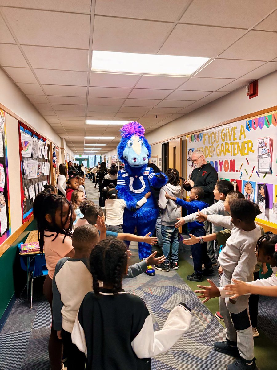 Welcoming a very special guest this morning for #schoolbreakfastweek ! <a href="/Colts/">Indianapolis Colts</a> <a href="/wle_elem1955/">Westlake Elementary</a> <a href="/INDairy/">Indiana Dairy Assoc.</a> <a href="/WayneTwpSuper/">Dr. Jeff Butts</a> #wearewayne