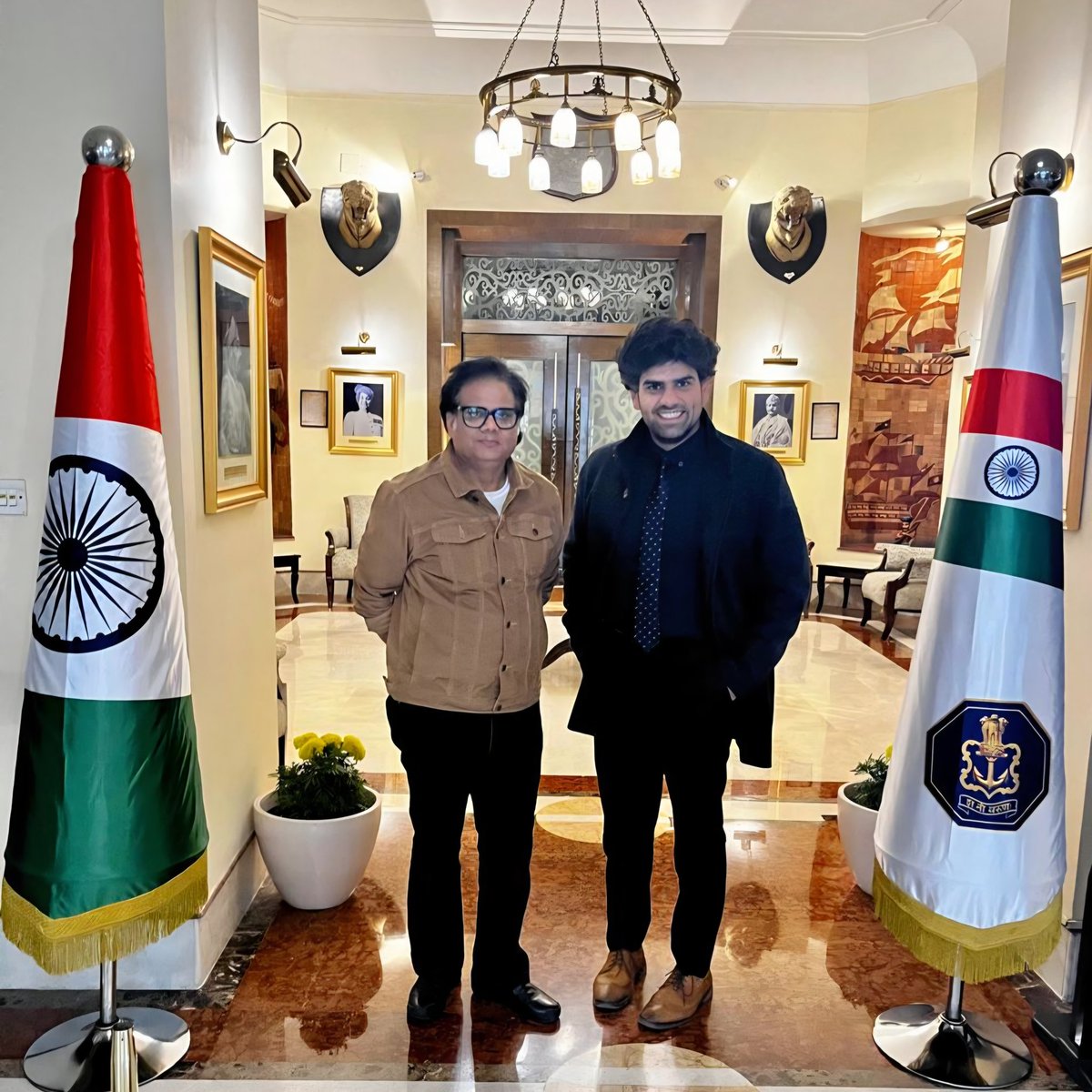 तन समर्पित, मन समर्पित और ये जीवन समर्पित, चाहता हूं देश की धरती तुझे कुछ और भी दूं।" इस गीत की पंक्तियां जैसे ईशान भाई के लिए ही लिखी गई हैं।
आज दिल्ली में <a href="/indicishaan/">ISHAAN SHARMA</a> भाई से मुलाकात हुई। खून का रिश्ता तो नहीं लेकिन एक भाई की तरह उनसे हमेशा आकाश भर प्यार और सम्मान मिलता है।