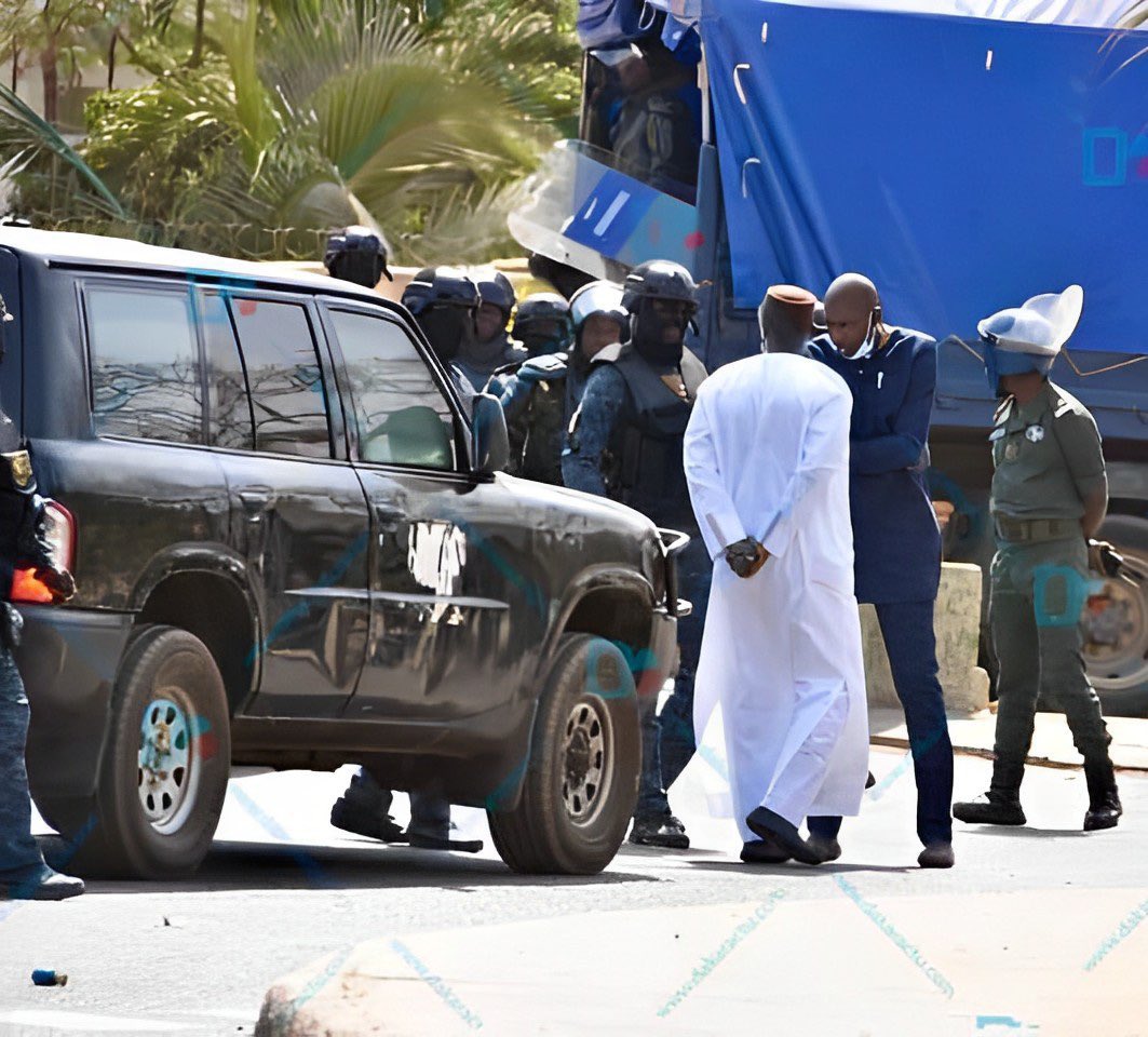 Depuis ce jour, le Pouvoir, le vrai, lui a été transféré. Il marchait, s’assoyait et dormait avec. Lui le savait. Macky aussi. Mais ce que ignorait ce dernier, c’est qu’ « on ne peut rien contre la volonté quand l’Omnipotent entreprend de changer les choses ». #3Mars2021