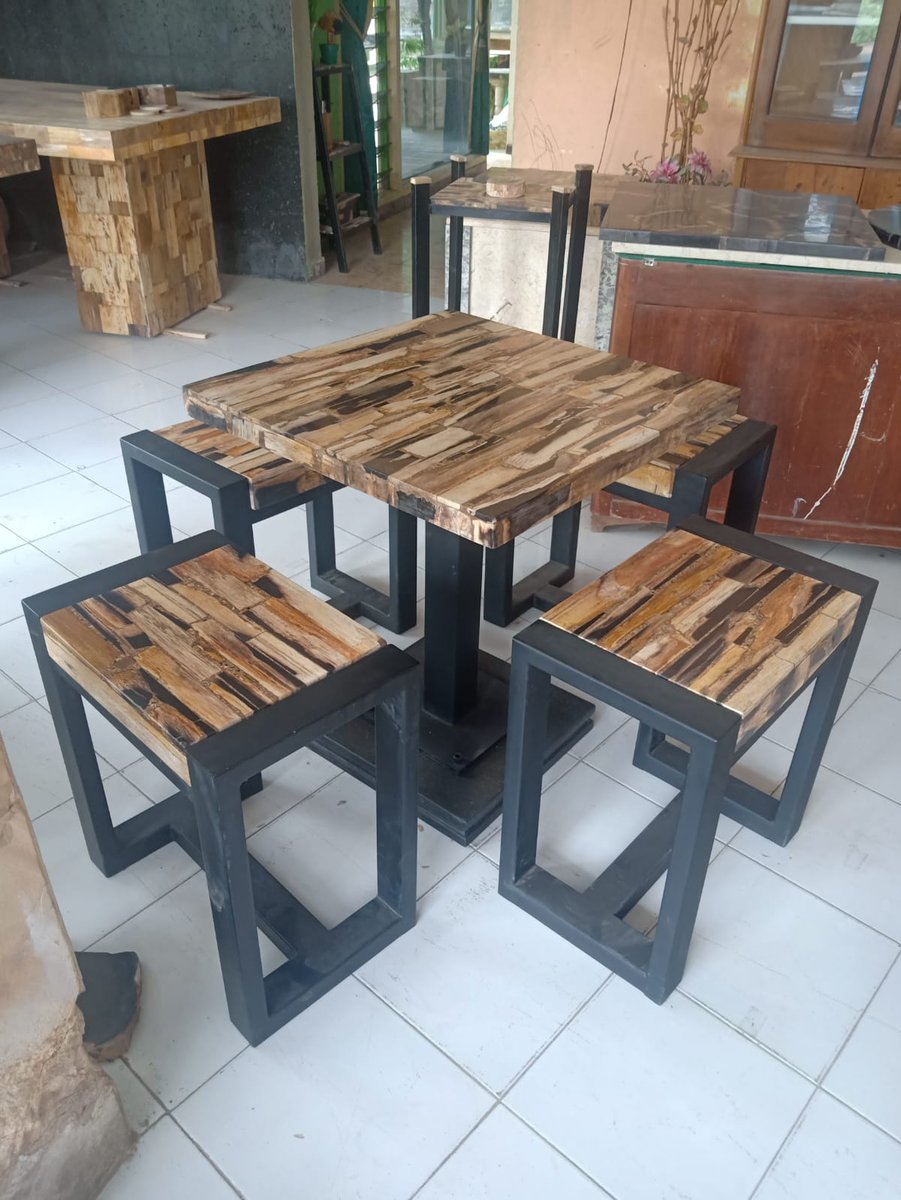 BrownCa82512744's tweet image. Meja kursi set industrial dari batu Fossil , bisa pesan by request wa.me/6282331518779 Ronny #mejabatufossil #fossilstonetable @VogueSpain