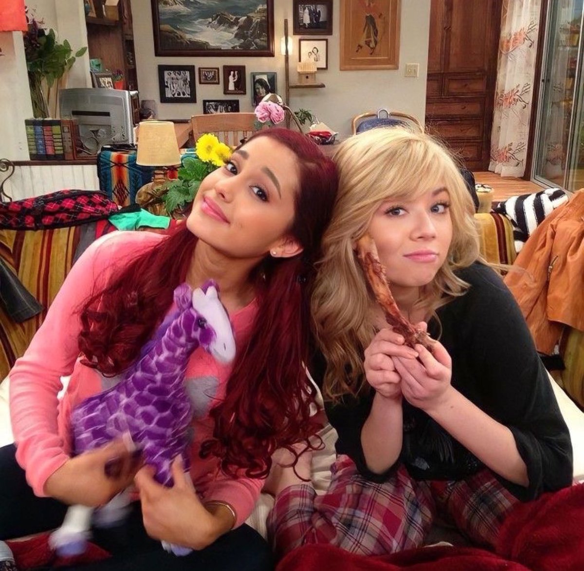 CatVtine's tweet image. Me + Sam watchin the Oscars…. #CRAP ! 🙄