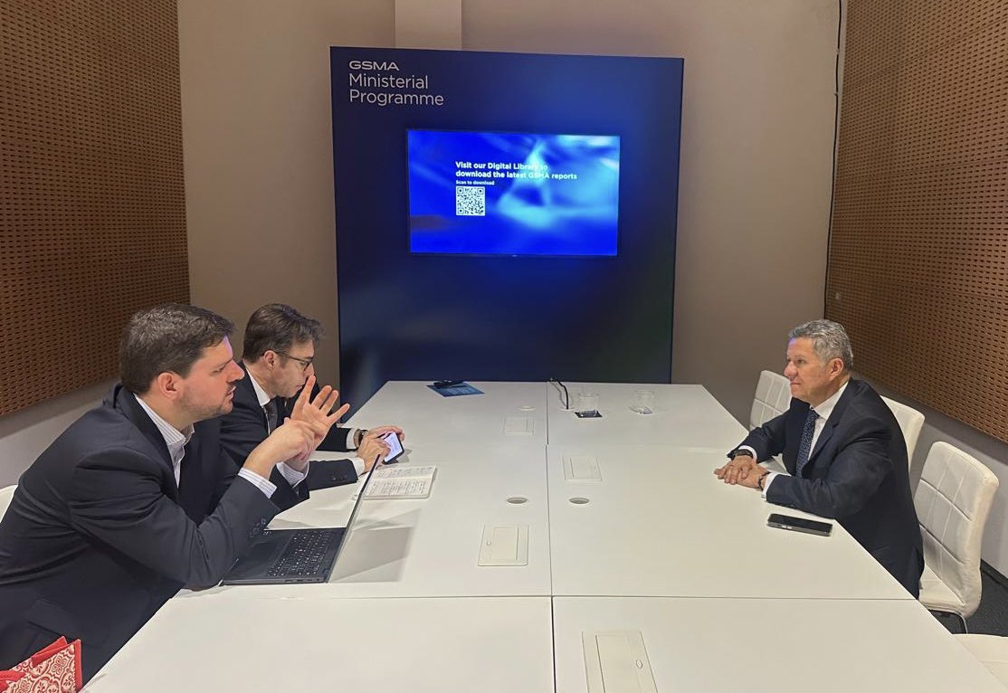 En reunión con <a href="/ThibKLNR/">Thibaut KLEINER</a> de la <a href="/EU_Commission/">European Commission</a>, el viceministro de Conectividad, <a href="/JuradoGabriel_/">Gabriel Jurado</a>, presentó balance de la conectividad en Colombia, avances en 5G y los planes de expansión. También se analizaron escenarios de asignación del espectro en todas las bandas IMT.

#MWC25