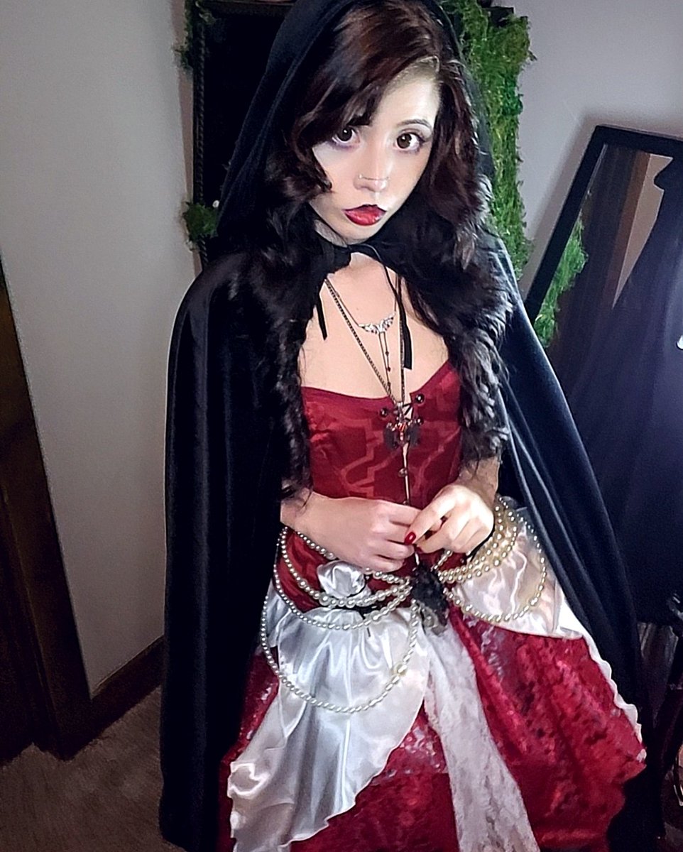 Alilix_x's tweet photo. I feel like a more victorian gothic little red riding hood https://t.co/ai55xk2vSE