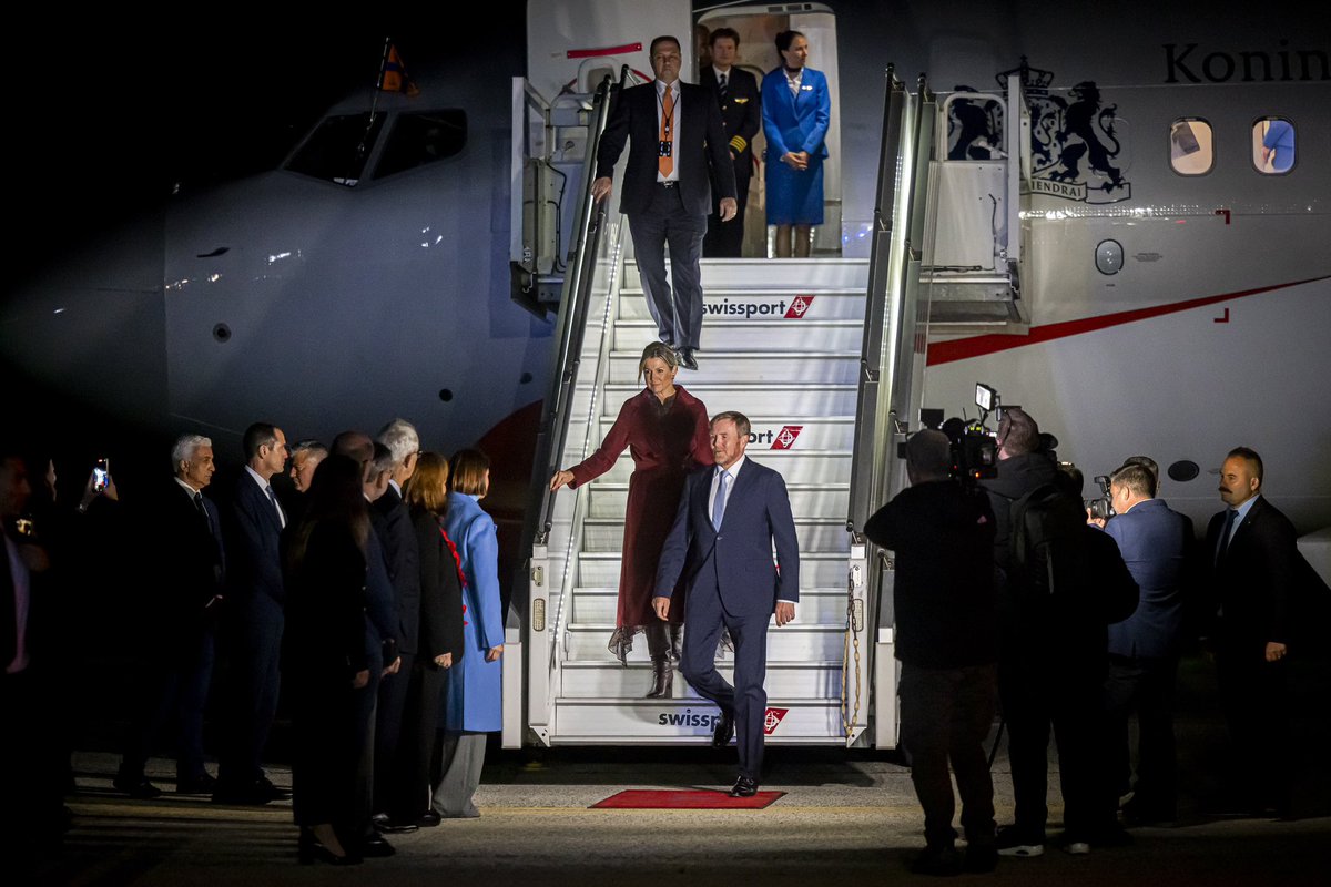 De Koning en Koningin Máxima komen aan op Larnaca International Airport. Morgen begint het tweedaagse staatsbezoek aan Cyprus. Het bezoek is op uitnodiging van president Nikos Christodoulides.
koninklijkhuis.nl/staatsbezoek-c…