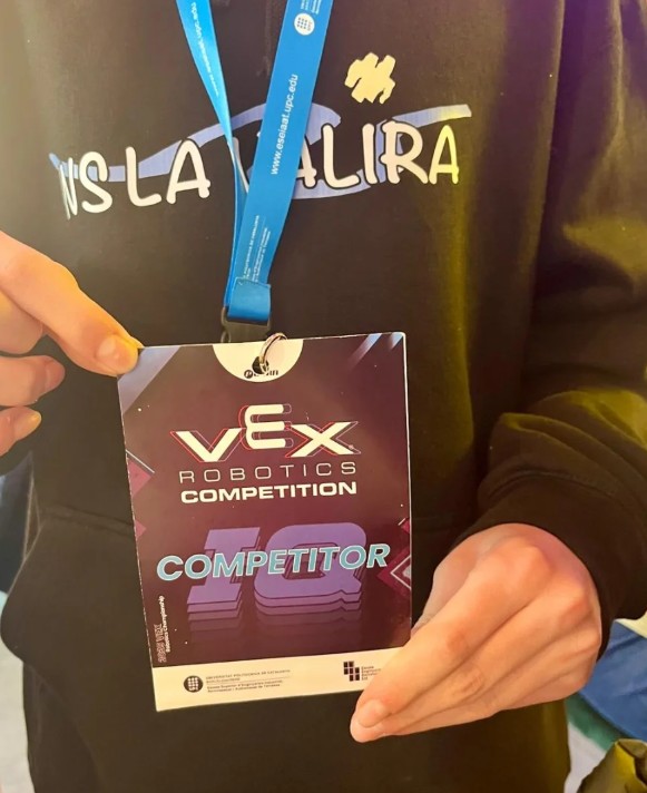 #EnImatges L'equip Tech Titans, de l'<a href="/inslavalira/">Institut La Valira</a> de #laSeu d'Urgell, s'ha proclamat aquest cap de setmana campió d'Espanya de la VEX IQ de #Robòtica. Els estudiants urgellencs s'han classificat pels Campionats del Món, que tindran lloc a Texas (Estats Units).📸INS La Valira
