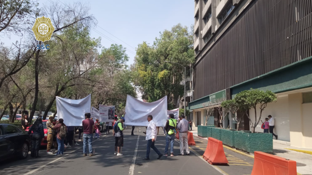 OVIALCDMX's tweet image. 13:30 #PrecauciónVial | Continúa cerrada la vialidad de James Sullivan entre Gabino Barreda e Ignacio Manuel Altamirano, col. San Rafael, alcaldía Cuauhtémoc, por manifestantes. #AlternativaVial Calz. Manuel Villalongín y Ribera de San Cosme.