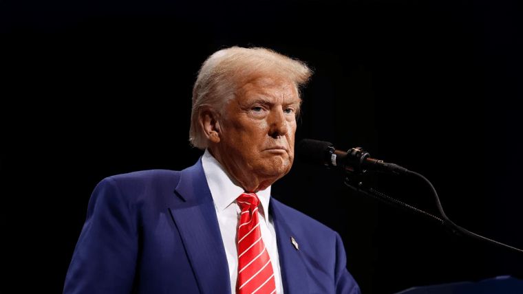 BitcoinNews's tweet photo. 🚨💸 BREAKING: Bitcoin nosedives to $86.5K as Trump’s “fun” tariff threat sparks crypto chaos. Markets shed $200B in hours.  

• BTC plunged 7% after Trump vowed Apr. 2 tariffs on foreign farm goods.  
• $172M in long positions liquidated; hourly wipeouts hit $55M.  
• Fourth time Trump’s policies have sent crypto into a tailspin.