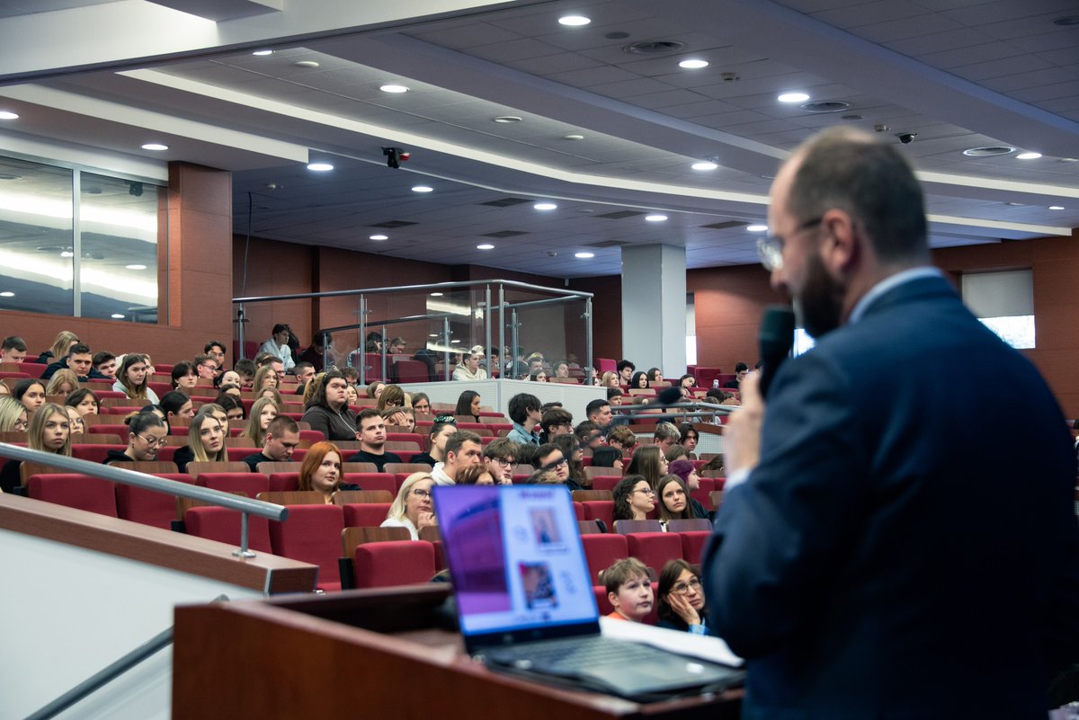 🙋‍♂️450 uczniów
🏫9 szkół
✨7 inspirujących warsztatów
🟢5 kół naukowych
😊niezliczona ilość wiedzy, pozytywnej energii i świetnej atmosfery

Czyli Warsztaty Nauk Społecznych <a href="/UKSW_Warszawa/">UKSW</a>