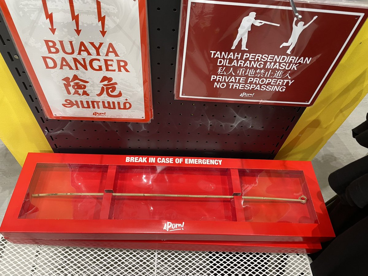 MyJacky8507's tweet image. Has anyone seen this at Apom store it’s wild hahaha 

#rotan
#cane 

Also, buaya (crocodile in Malay) instead of bahaya (danger) 💀