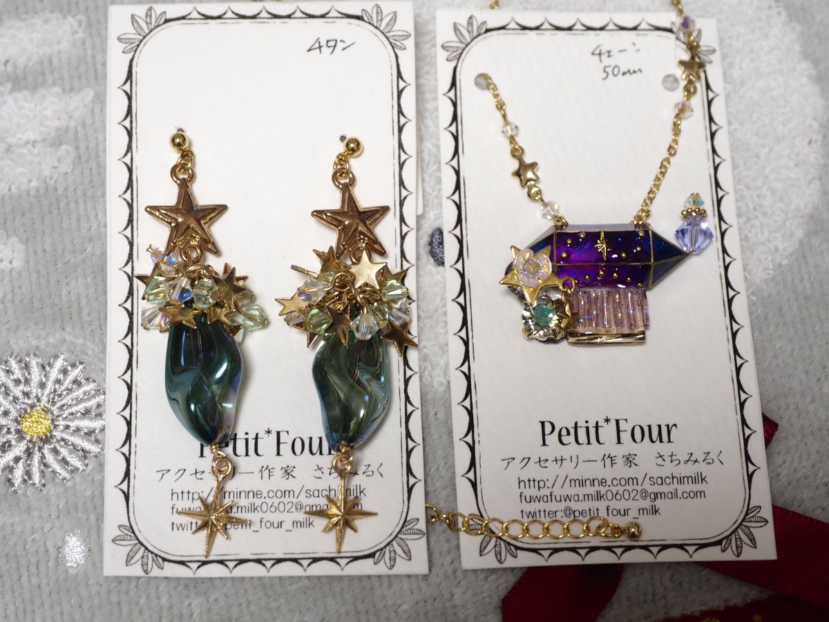 usawhiterabbit's tweet photo. 土曜日の大嶋啓之さんのコンサートでは、さちみるくさん(@petit_four_milk)のこれらの作品を身につけていました。
音楽イベントということで、譜面が見えてくるようなデザインの今年の福袋のオルゴールネックレスの試作品と初音ミク色でリンク色の『魔法の種』のピアスなど。
#さちみるく #petitfour https://t.co/DsG8u680N6