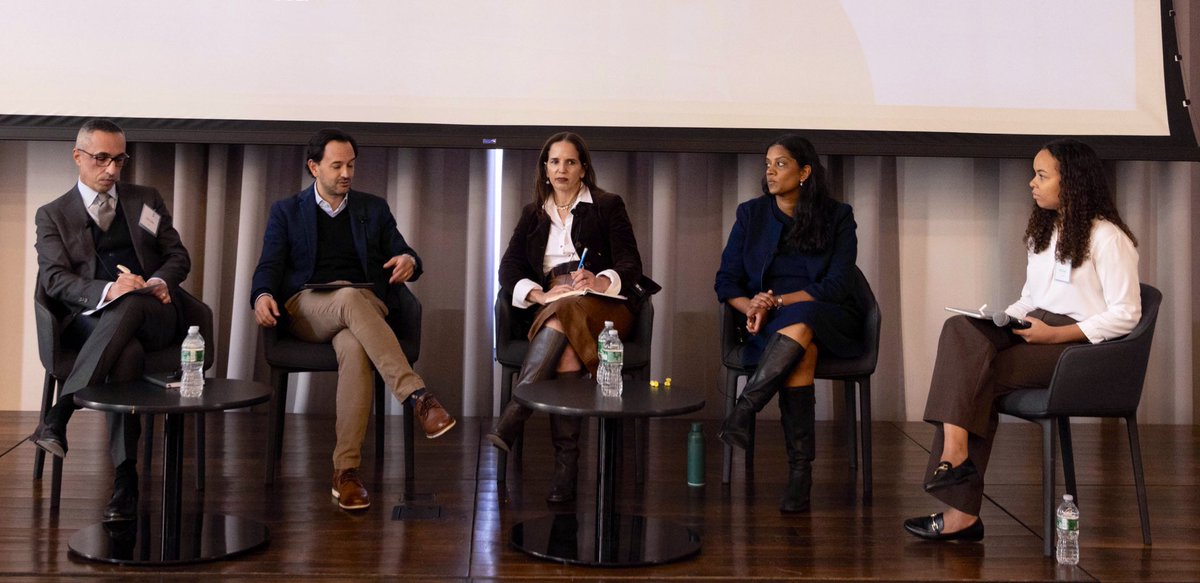 DiegoMesaP's tweet photo. Muy buena discusión sobre cómo movilizar mayor inversión privada en energías y tecnologías limpias en mercados emergentes. Muchas gracias a los estudiantes de @ColumbiaSIPA @Columbia_Biz y @columbiaclimate, y a mis colegas del @ColumbiaUEnergy por propiciar estos espacios. https://t.co/a8zZWIjUKT
