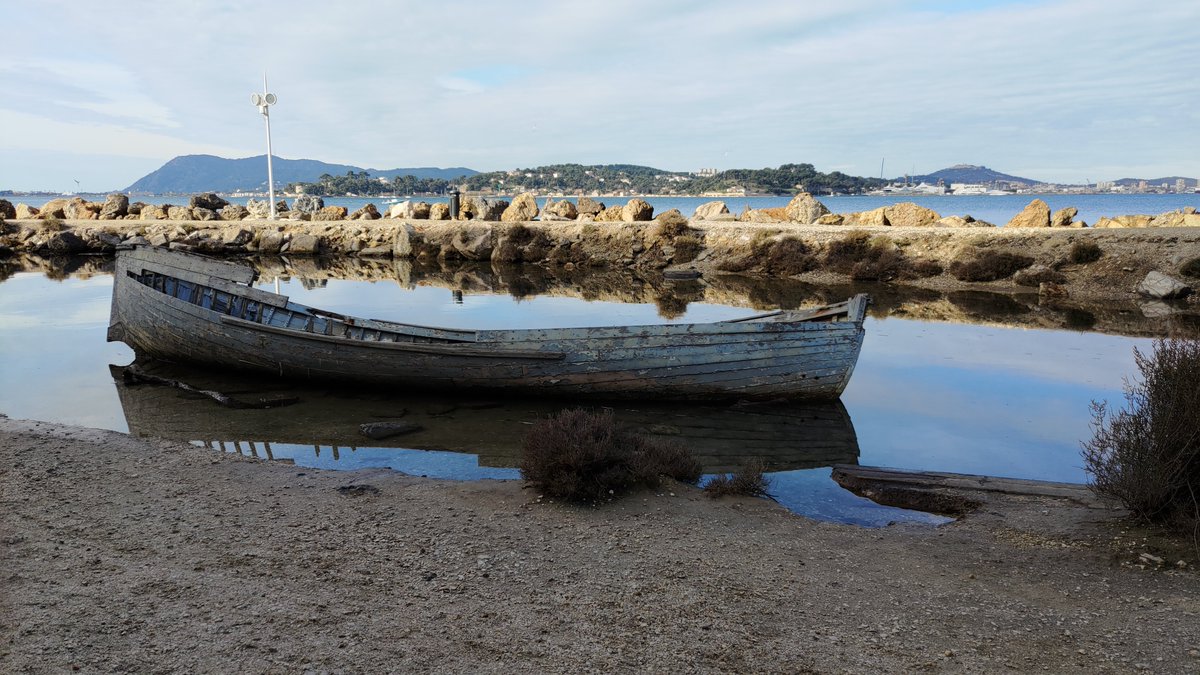 Atarun's tweet image. 4.5 years ago, I saw a tiny sad wreck and felt I could relate... I was also stuck in a mess without a skipper 💔
Two days ago, I saw the same poor rotting boat. It has not changed much, but thankfully, I have, for the better.
And I found my skipper 😚@MVellichor