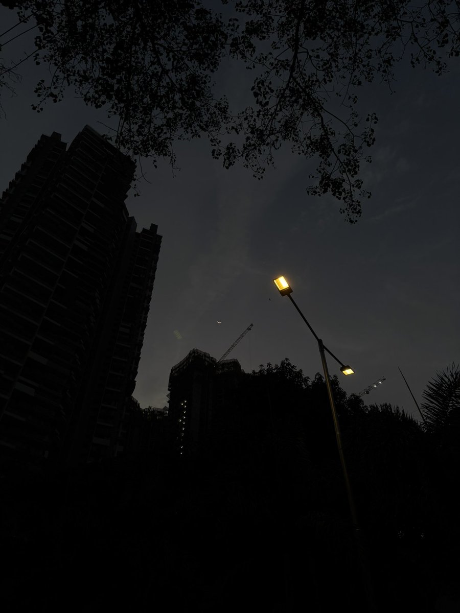 GalOutOfControl's tweet image. अगर बात ज़रूरी है तो
इंसान को भूल जाओ,

और अगर इंसान ज़रूरी है
तो बात को भूल जाओ..

#SanjuDiGallan