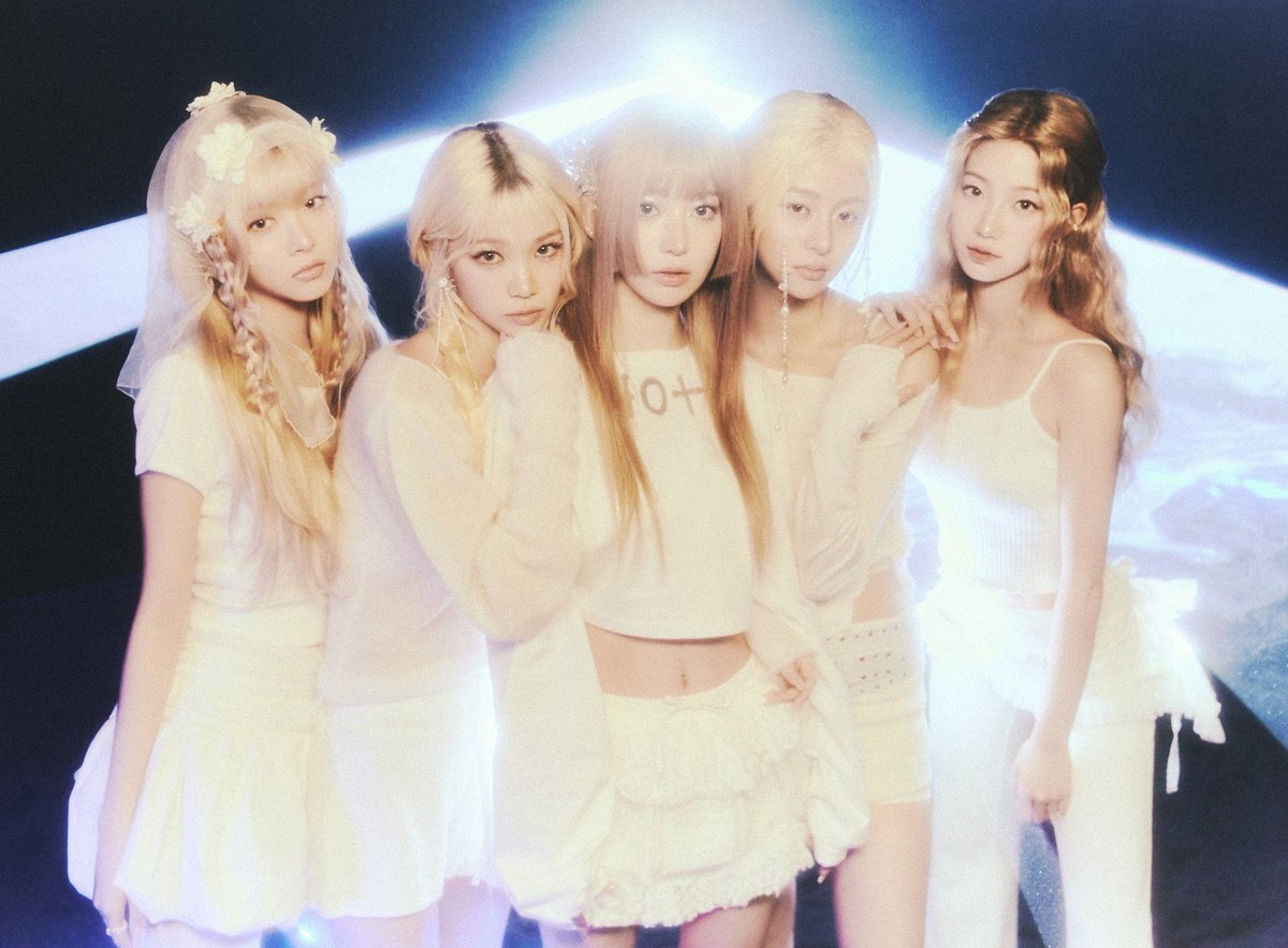 elsserafim's tweet image. Casey Smith is credited on LE SSERAFIM&apos;s new &quot;HOT&quot; EP for track &apos;Ash&apos; 

Previous works:
— Chappell Roan &quot;After Midnight&quot;, &quot;Picture You&quot;
— Olivia Rodrigo &quot;jealousy, jealousy&quot;
— Tori Kelly &amp;amp; KIM CHAEWON &quot;spruce&quot;