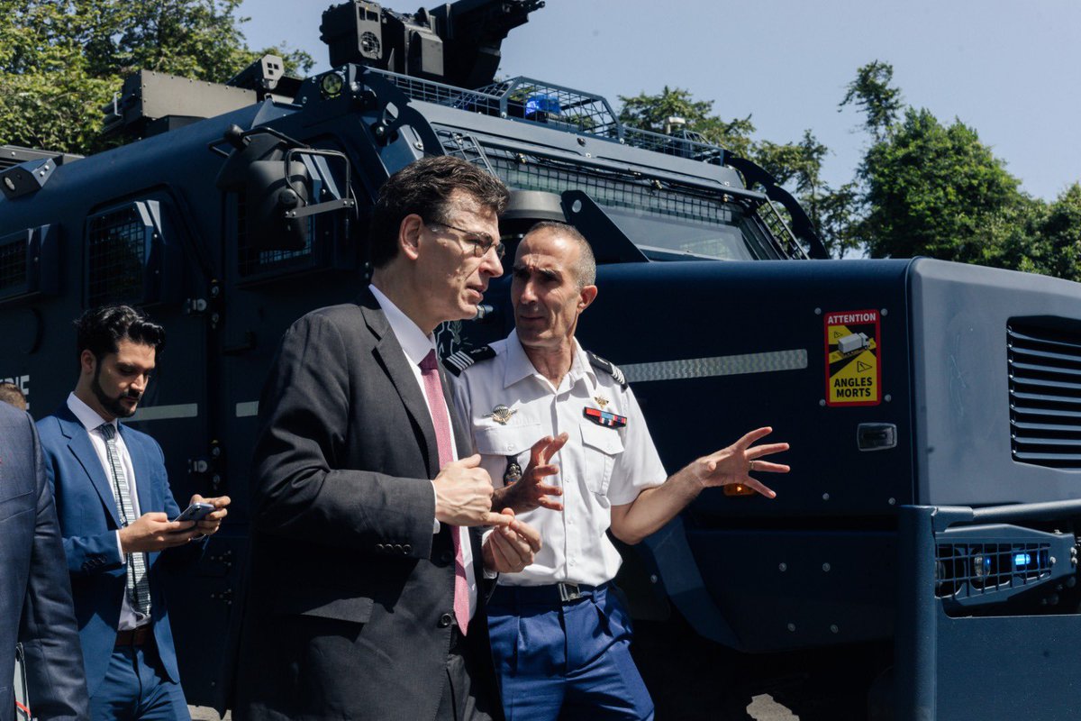 PhBaptiste's tweet photo. Très impatient et concentré aujourd’hui à Kourou pour le premier lancement commercial de #Ariane6. 
Un moment fort, essentiel pour la souveraineté spatiale française et européenne. 
Les équipes du @EuropeSpacePort, de @Arianespace et du @CNES sont prêtes, les services de l’Etat sont mobilisés @Prefet973 @Armees_Gouv
Merci à tous! 
H-1h avant le le lancement