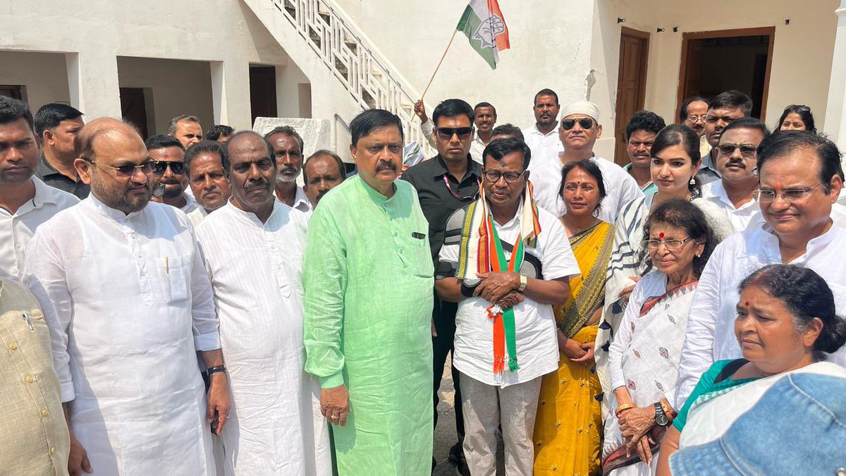 iammdmoquim's tweet photo. ପିସିସି ସଭାପତି ଭକ୍ତ ଚରଣ ଦାସଙ୍କ କଟକ ଗସ୍ତ ଅବସରରେ କଟକ ସ୍ଥିତ ସ୍ବରାଜ ଆଶ୍ରମ, ସମାଜ ଅଫିସ, ନେତାଜୀ ସୁବାଷ ଚନ୍ଦ୍ର ବୋଷଙ୍କ ଜନ୍ମସ୍ଥାନ ପରିଦର୍ଶନରେ ତାଙ୍କ ସହ ଯୋଗ ଦେଇଥିଲି।କଂଗ୍ରେସ କର୍ମୀଙ୍କ ସହ ମୋ ବାସଭବନରେ ଆସି ସଭିଙ୍କୁ ଭେଟି କିଛି ସମୟ ବିତାଇଥିବାରୁ ତାଙ୍କୁ ଧନ୍ୟବାଦ୍ ଜଣାଉଛି। https://t.co/jIthcWvCnZ